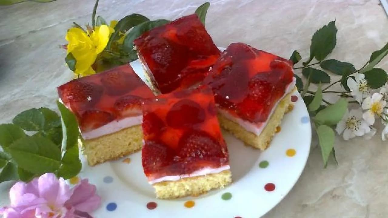 Szybkie ciasto truskawkowe - łatwy przepis na pyszny deser