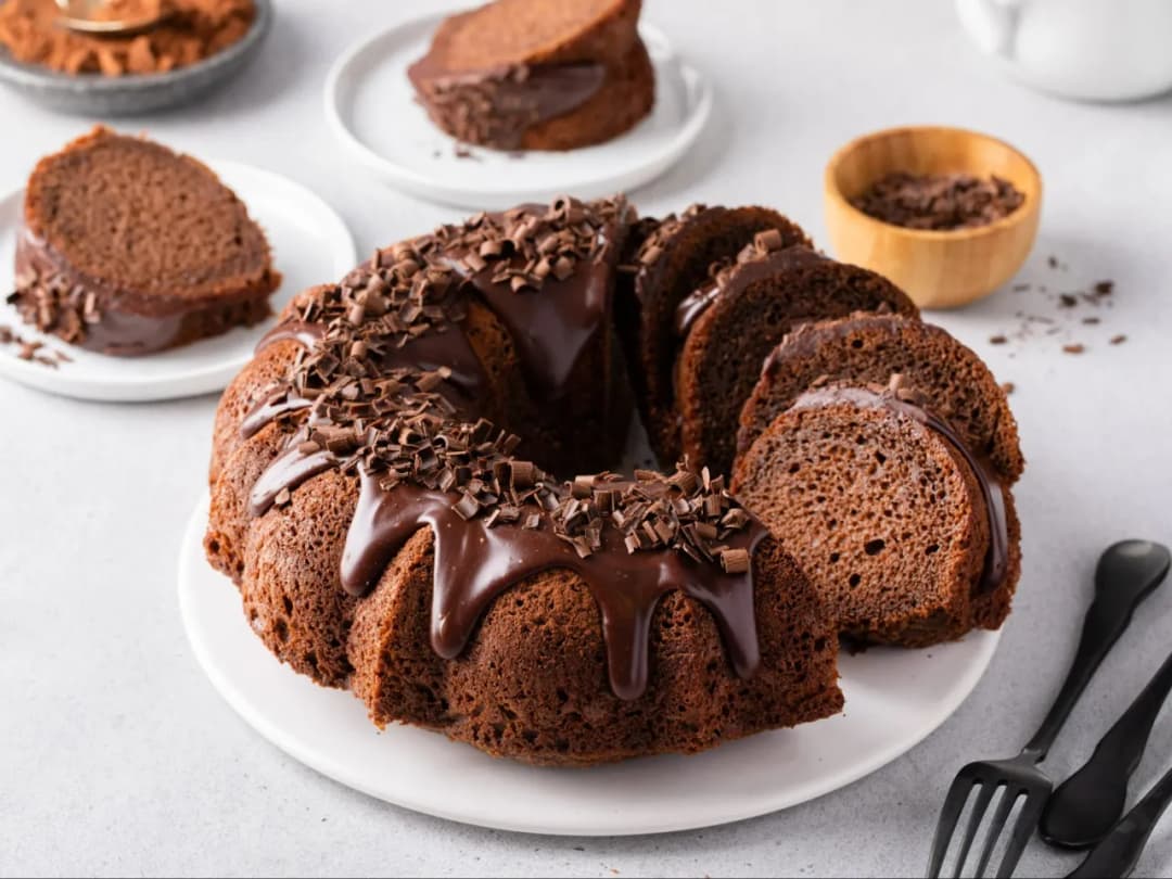 Prosty przepis na polewę lukrową na ciasto, która zachwyci każdego