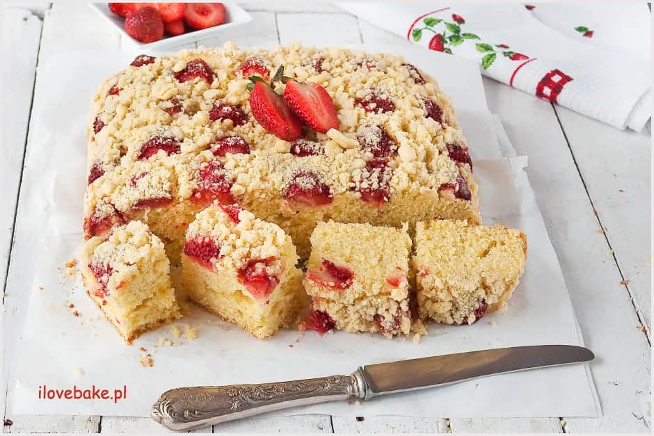 Puszyste ciasto drożdżowe z owocami: przepis krok po kroku