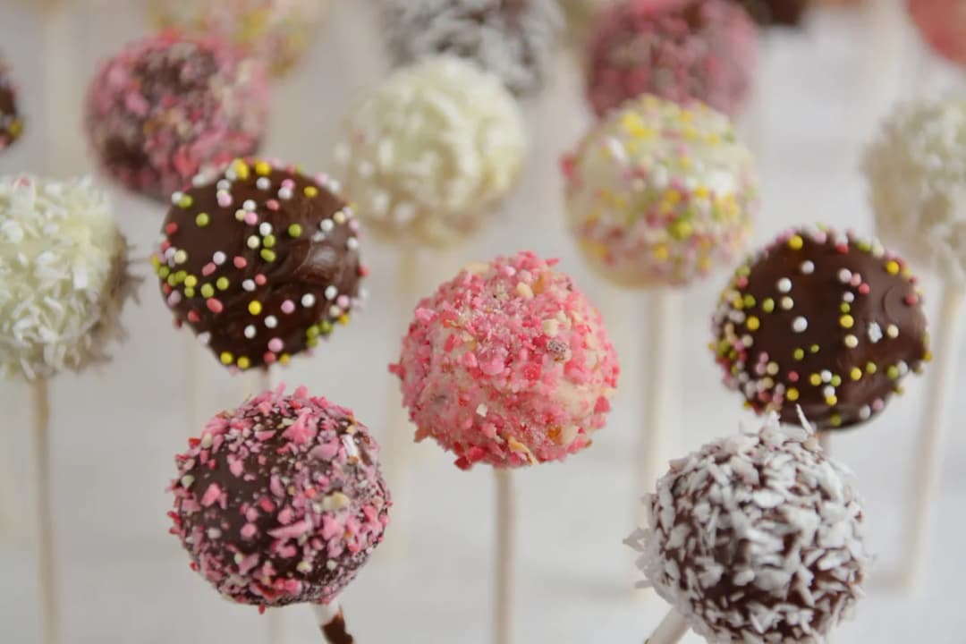 Prosty przepis na lizaki z ciasta – jak zrobić je krok po kroku w domu