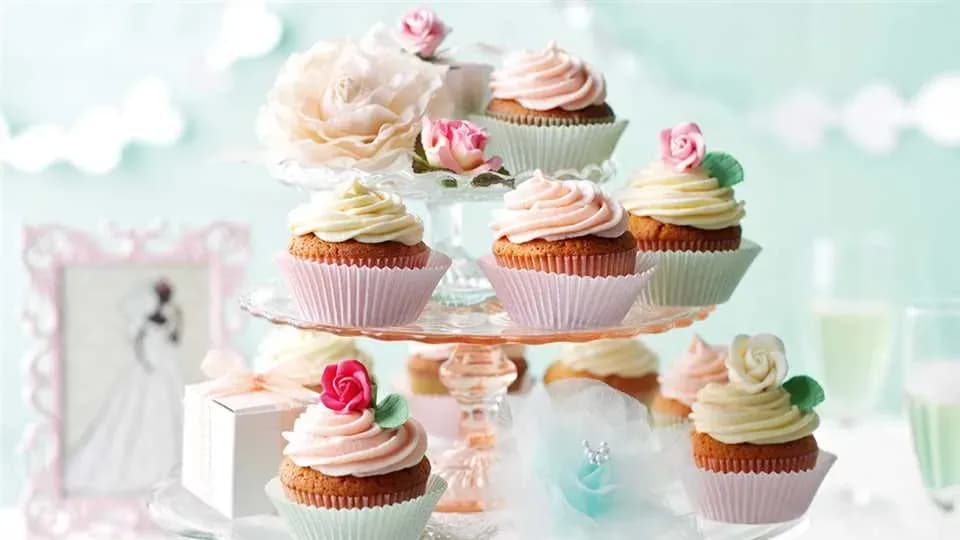 Jak zrobić tort z babeczek – proste przepisy i kreatywne dekoracje
