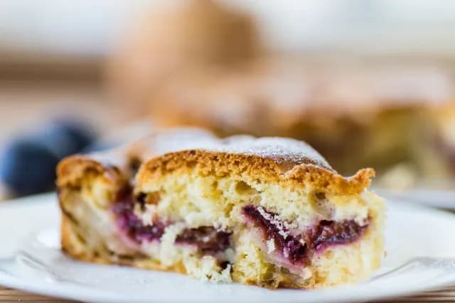 Prosty przepis na pyszne ciasto drożdżowe z jeżynami – krok po kroku