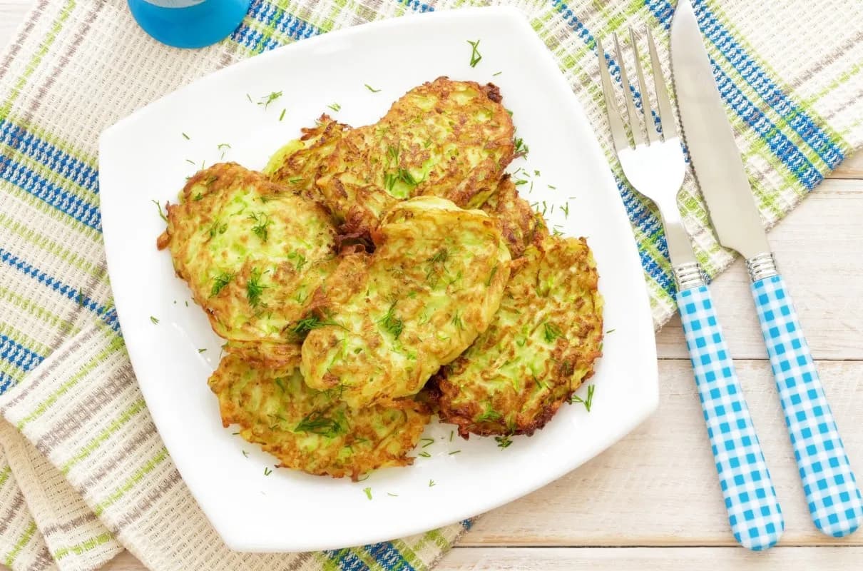 Z czym jeść placki z cukinii? Odkryj najlepsze dodatki i smaki