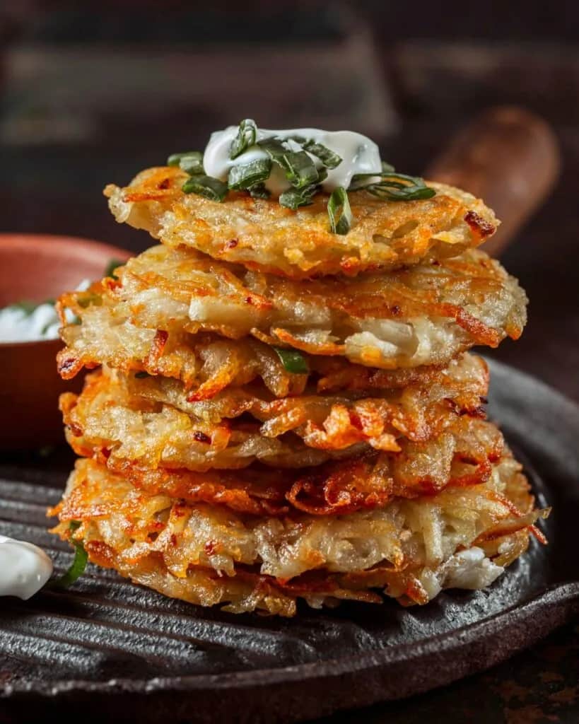 Placki ziemniaczane z czym podać? Sprawdź najlepsze dodatki i proste pomysły!