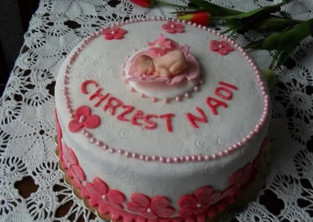 Proste i efektowne ciasta na chrzest – przepisy na słodki poczęstunek bez stresu