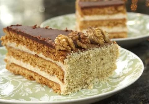 Przepisy na ciasta z kremem Ewy Wachowicz, które zachwycą każdego