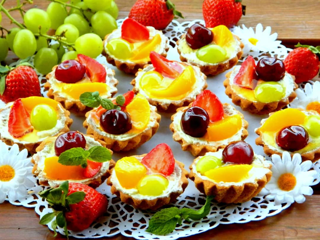 Jak udekorować babeczki owocami - proste i efektowne pomysły na prezentację