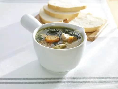 Czym jest zupa klarowna? Definicja, przykłady i sekrety jej przygotowania