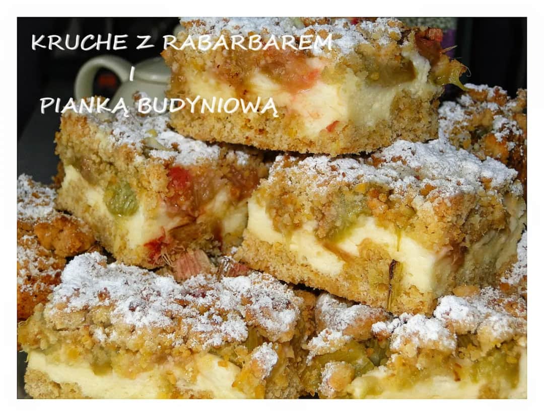 Pyszne ciasto budyniowe z rabarbarem - prosty przepis krok po kroku