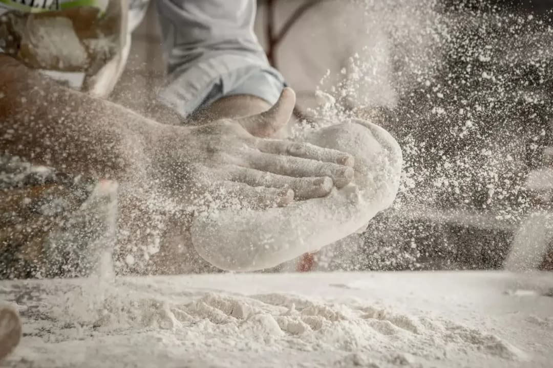 Jaką mąkę do pizzy wybrać, aby uniknąć twardego ciasta?