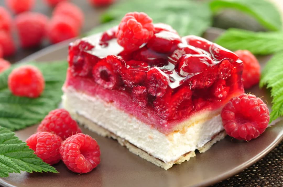 Prosty przepis na dobre ciasto z malinami, które zachwyci każdego domowego cukiernika