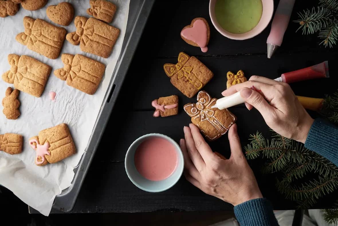 Jak z pierniczków stworzyć jadalne dzieła sztuki – przewodnik po świątecznych dekoracjach